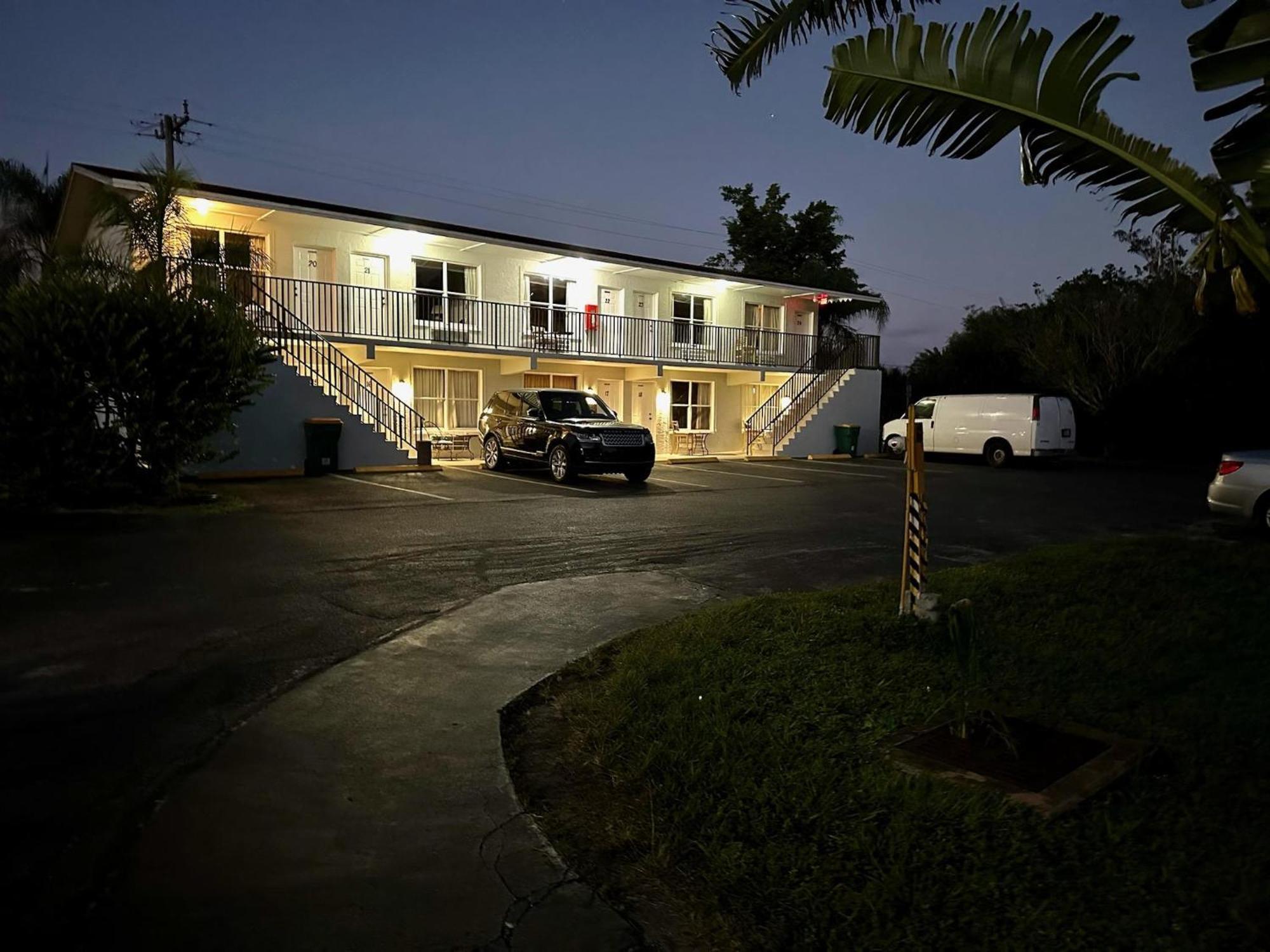 Conty'S Motel Naples Manor Exterior photo