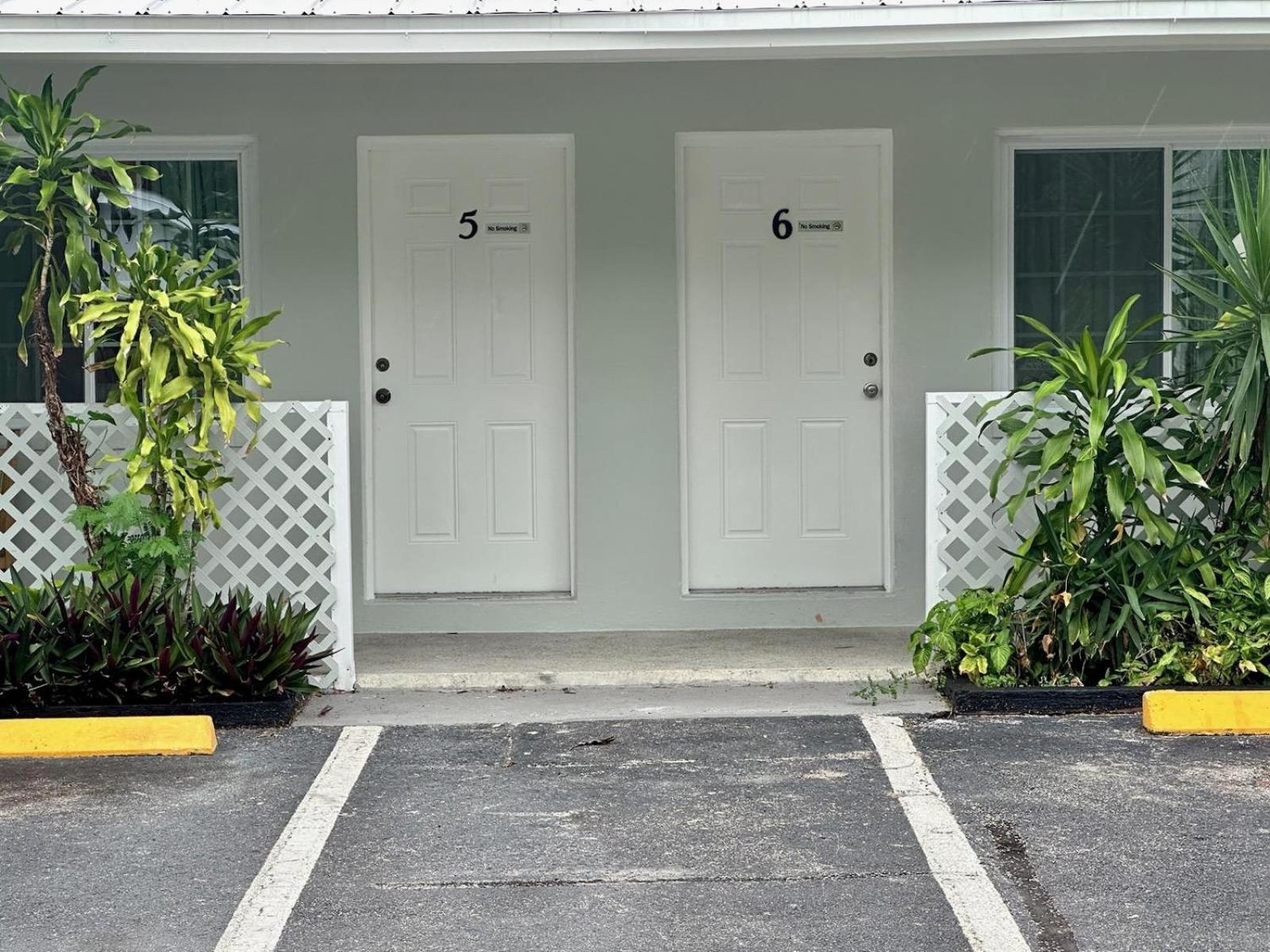 Conty'S Motel Naples Manor Exterior photo