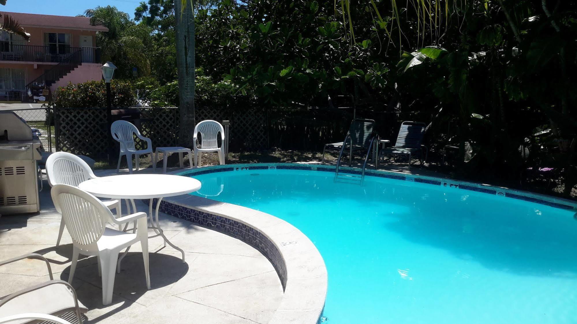 Conty'S Motel Naples Manor Exterior photo